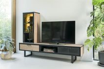Tv-meubel AVALON Natural van zwart metaal en hout met tv en vitrinekast.