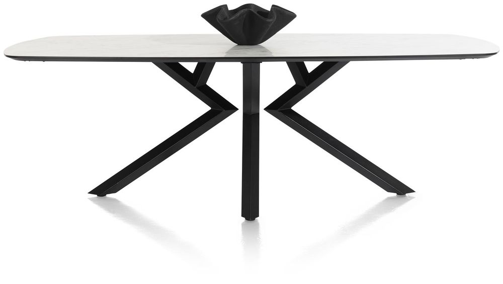 Ovale eetkamertafel MASURA met wit marmerlook blad en zwart metalen onderstel.