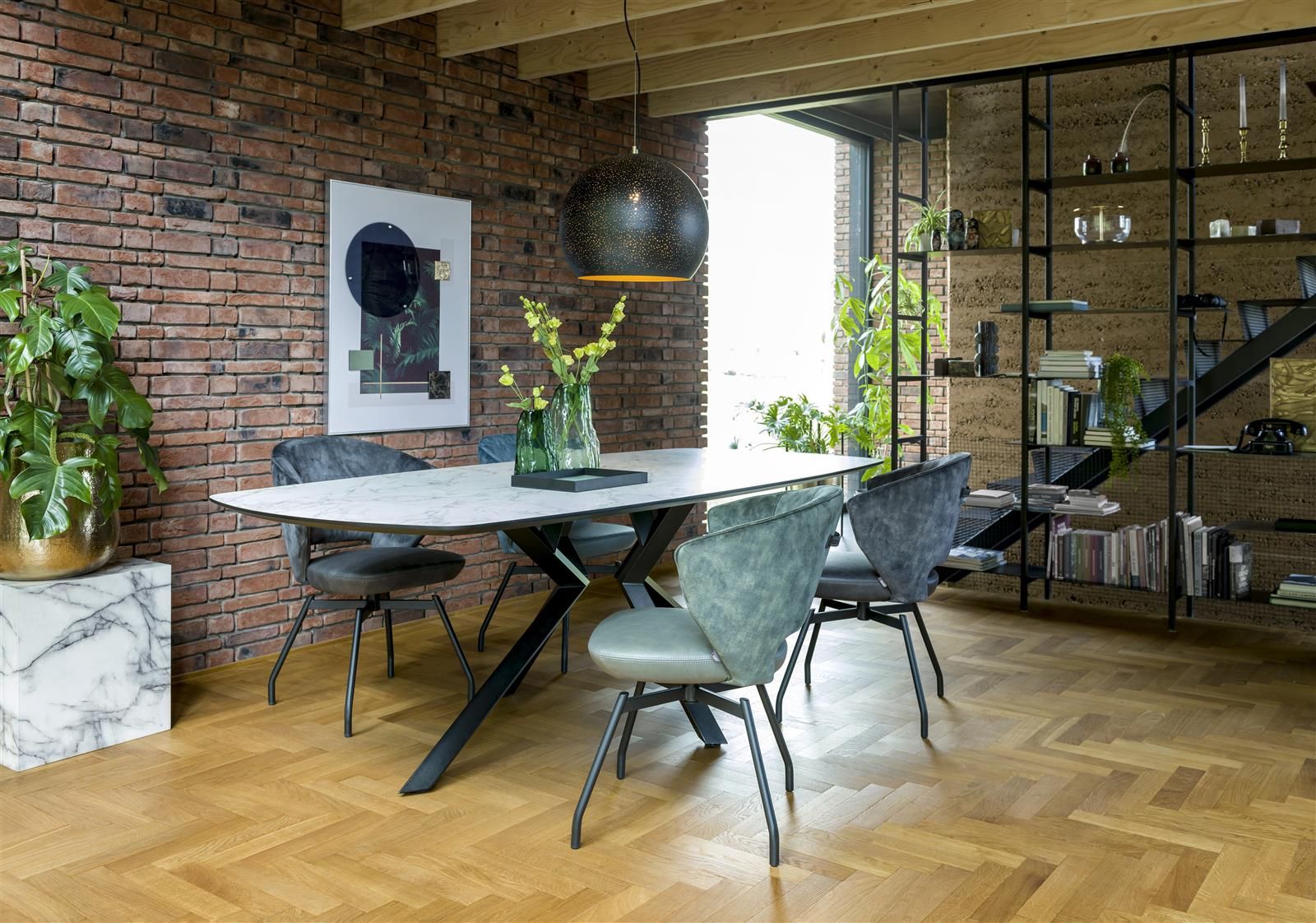 Eetkamertafel MASURA met witte marmerlook blad en zwart metalen X-onderstel.