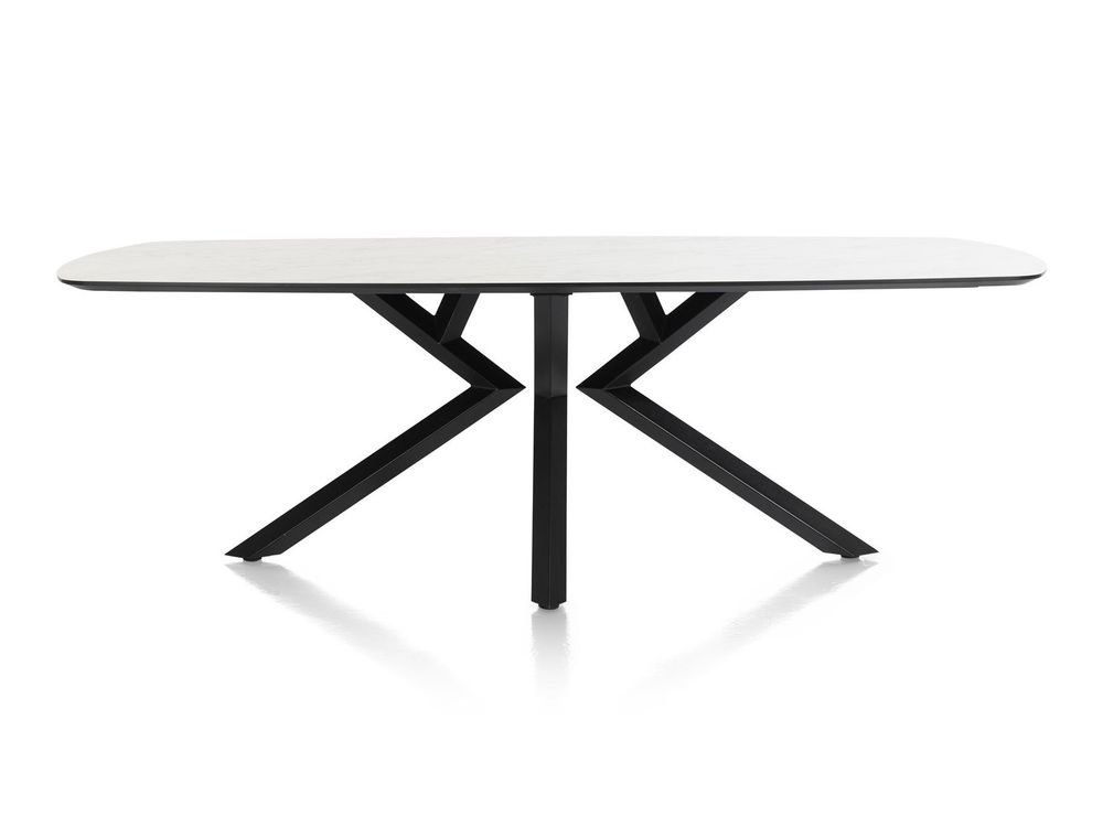 Eetkamertafel MASURA met witte marmerlook blad en zwart onderstel.