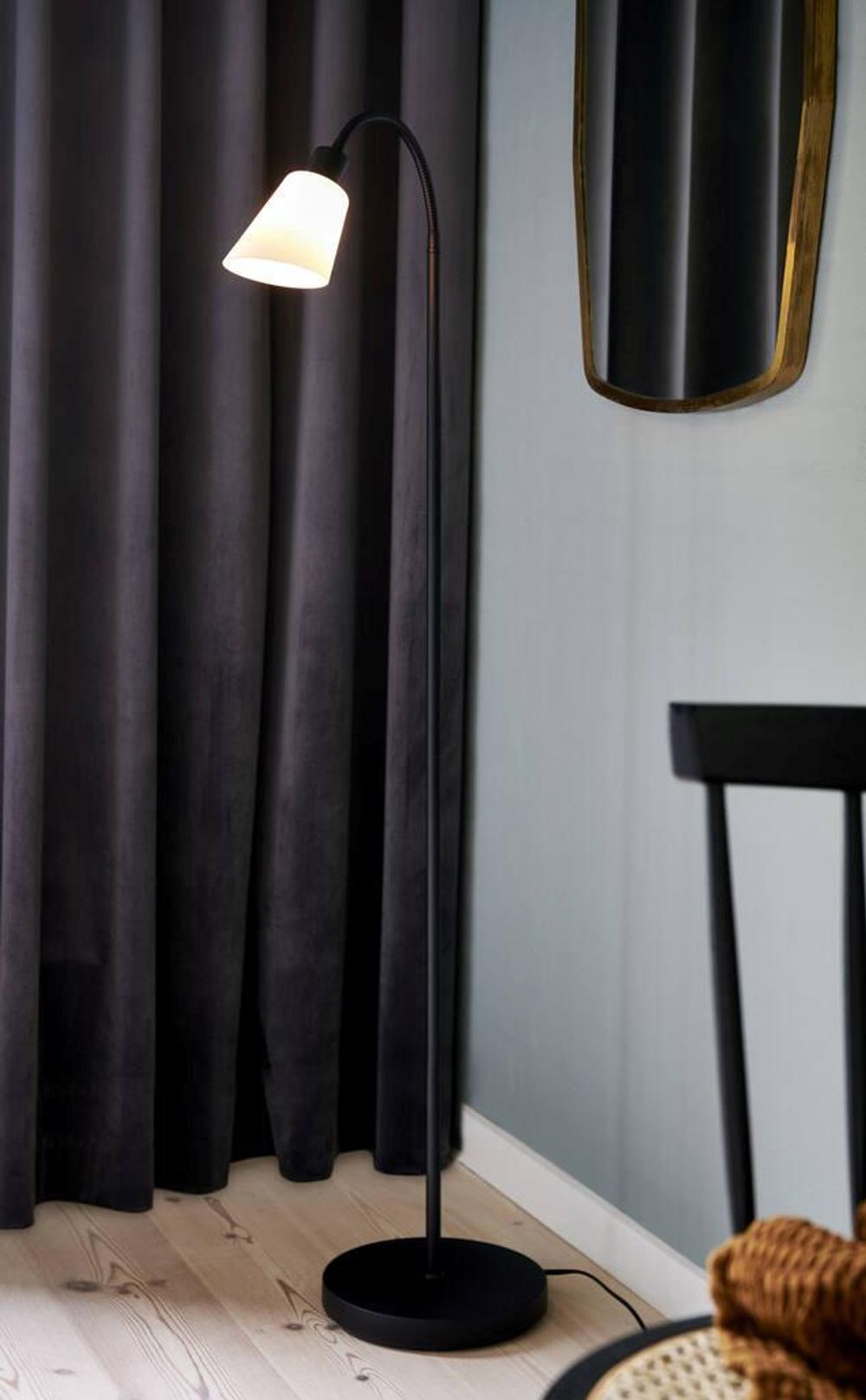 Vloerlamp MOLLI 1 - Zwart/gesatineerd glas NLX 2112834003