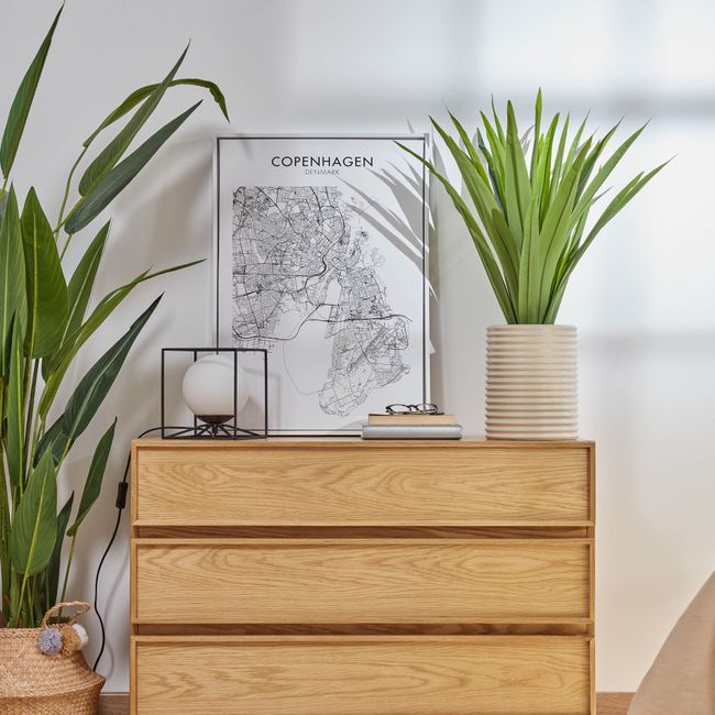 Kunstplant YUCCA van groen kunststof in een beige gestreepte keramieken pot.