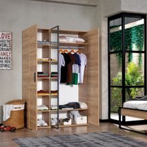 Kleerkast IRONY, blank eik met zwart metalen accenten en deuren deels open.