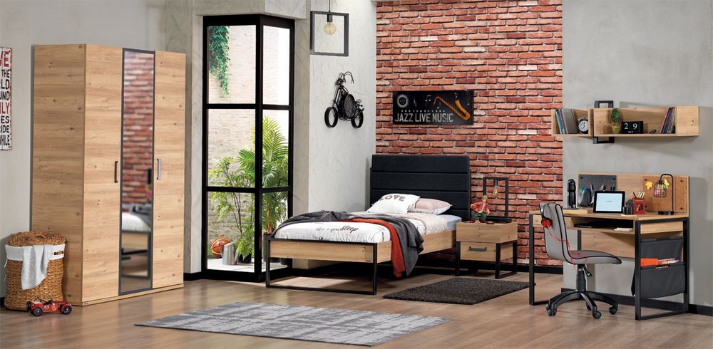 Kleerkast met naturel eiken deuren en zwart metalen accenten.