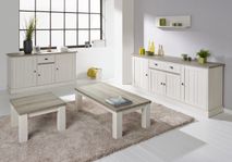 Witte dressoirs en salontafel met houtnerf design toplaag in een woonkamer.