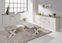 Dressoir YORK en salontafel van lariks en eikenhout in een woonkamer.