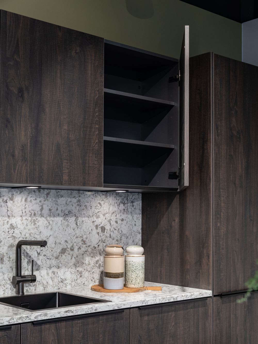 Keuken SOFIA in donker hout KEUKEN SOFIA WEB