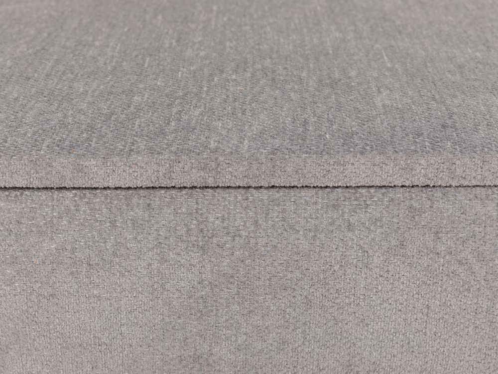 Nachttafel ANNA van lichtgrijze stof met dichtgeweven textuur.