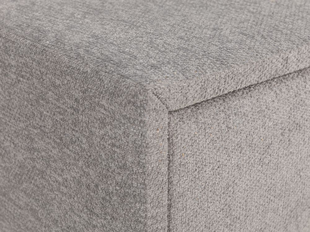 Detail van lichtgrijze nachttafel ANNA, van gestoffeerd textiel met zachte textuur.