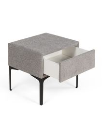 Nachttafel ANNA van lichtgrijs textiel met zwart metalen poten, lade half open.