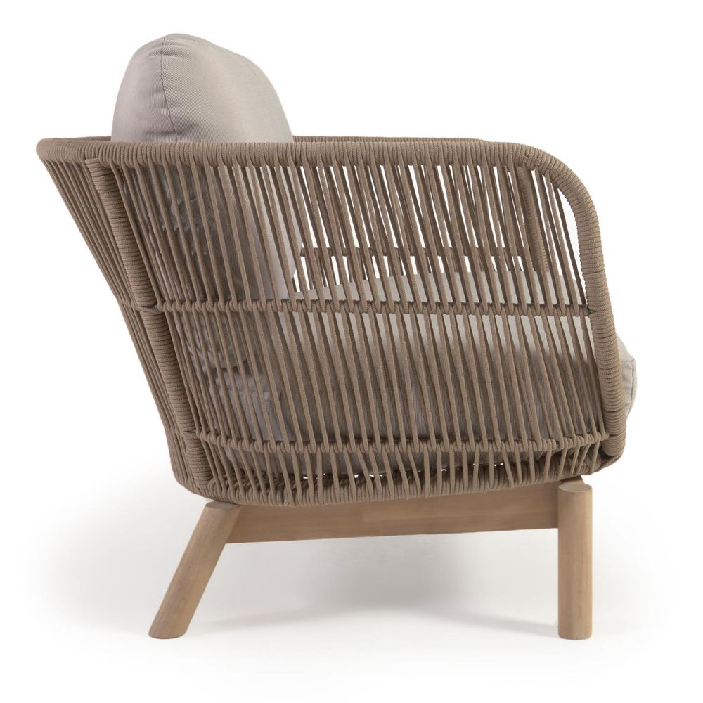 Loungefauteuil CATALINA met beige kussens, omvlochten zitting en acaciahouten onderstel.