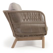 Loungefauteuil CATALINA met beige kussens, omvlochten zitting en acaciahouten onderstel.