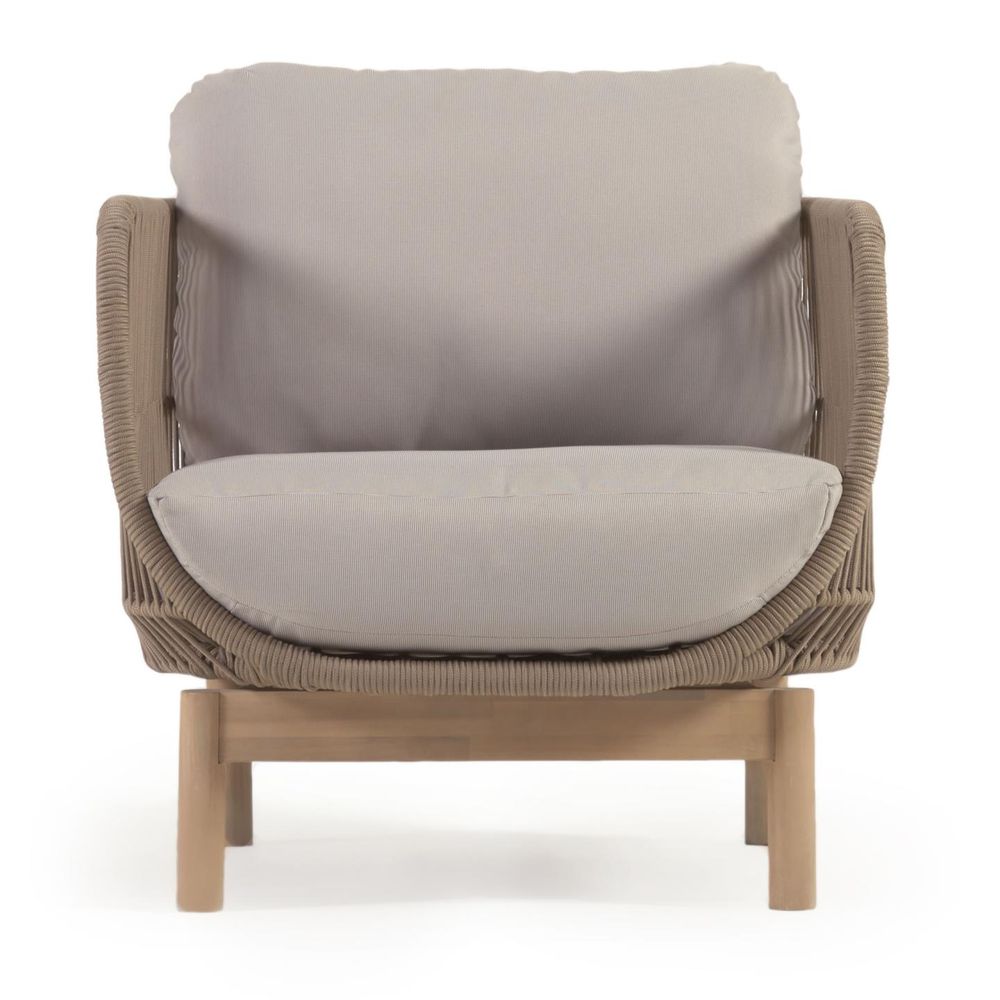 Loungefauteuil CATALINA met beige kussens en acaciahouten onderstel.