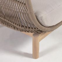Loungefauteuil CATALINA met beige touwzitting, kussens en acaciahouten onderstel.
