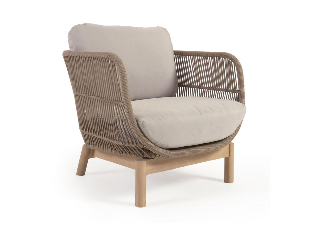 Loungefauteuil CATALINA met beige kussens en acaciahouten frame.