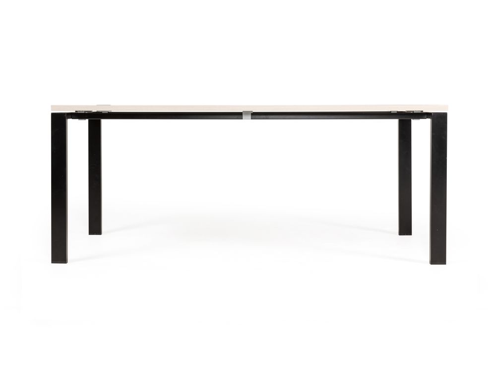 Effen bureau PORTICO met licht blad en zwart metalen onderstel.