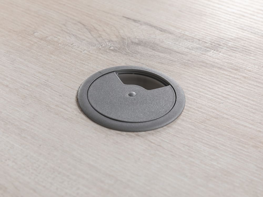 Bureau met grijze kabeldoorvoer gemaakt van rustiek hout, lichte kleur.