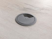 Bureau met grijze kabeldoorvoer gemaakt van rustiek hout, lichte kleur.