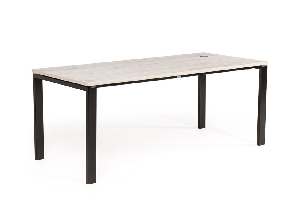 Bureau met lichtbruin houten blad op een zwarte metalen frame.