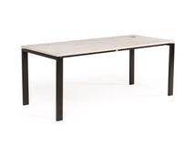Bureau met lichtbruin houten blad op een zwarte metalen frame.