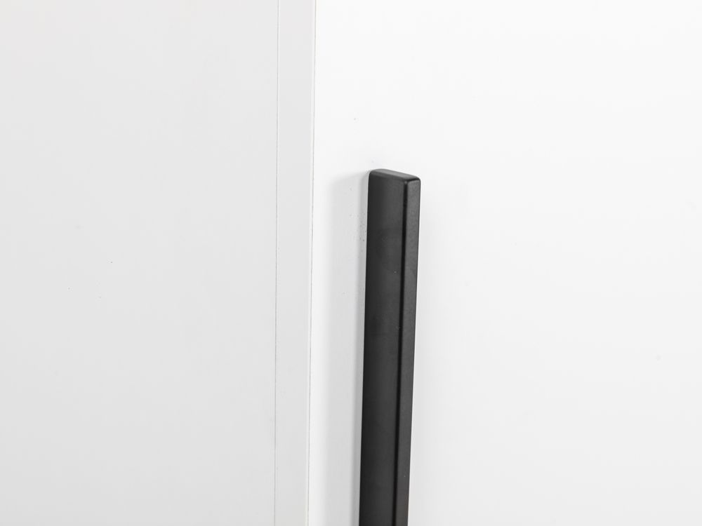 Boekenkast MUNDO, wit melamine, met een lange zwarte metalen handgreep.