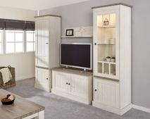 Woonwand YORK, bestaande uit twee smalle beige larix kasten met accenten van geolied eikenhout.