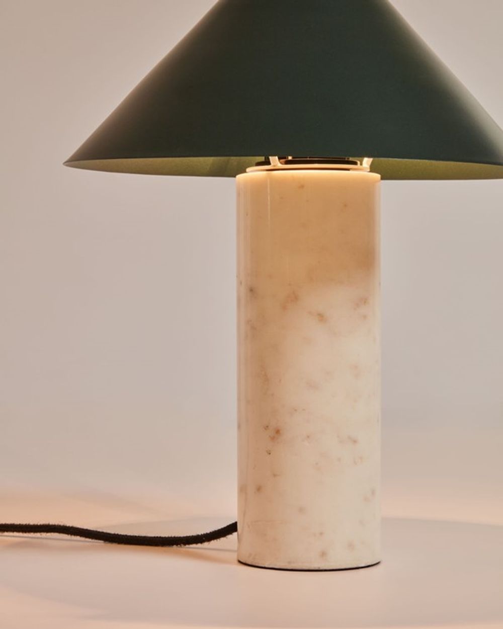 Tafellamp VALENTINE met witte marmeren voet en groene kegelvormige kap.