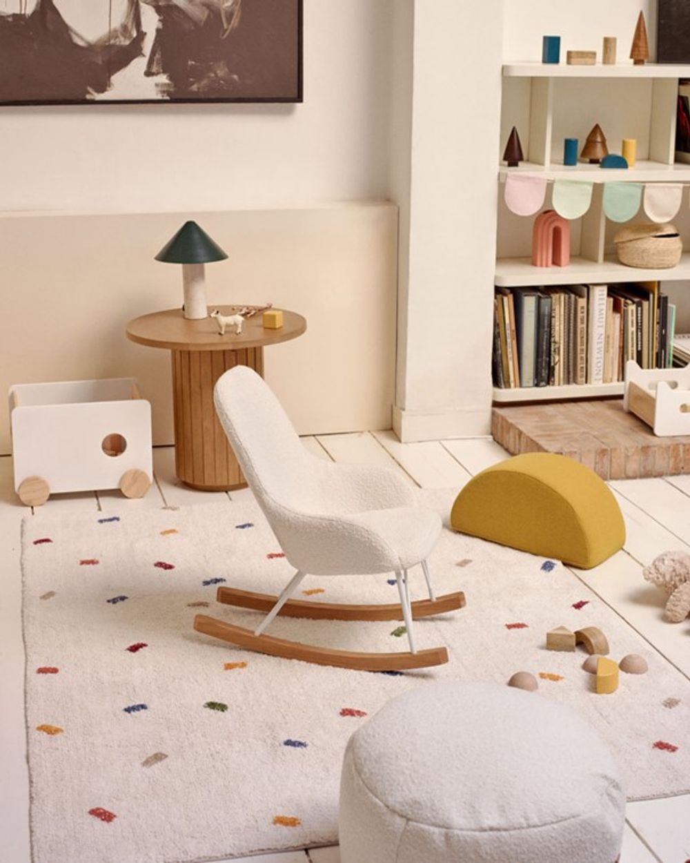 Tafellamp VALENTINE met wit marmeren voet en groene kap in een kinderkamer.