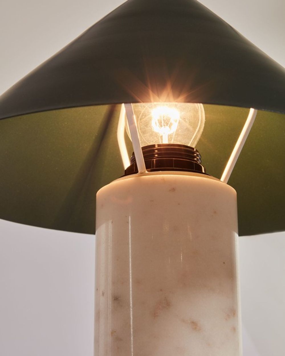 VALENTINE tafellamp met wit marmeren voet en groene kap, het licht brandt.