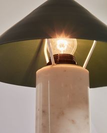 VALENTINE tafellamp met wit marmeren voet en groene kap, het licht brandt.