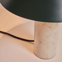 Tafellamp VALENTINE met wit marmeren voet en groene kap.