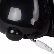 Detail van de zwarte plastic pandalamp met witte stroomkabel die wordt aangesloten.