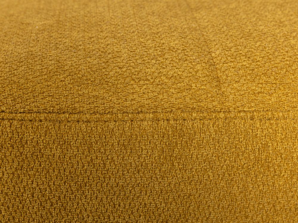 Detail van de hoekzetel ADA, geel gekleurd met een grove textuur stof en een naad.