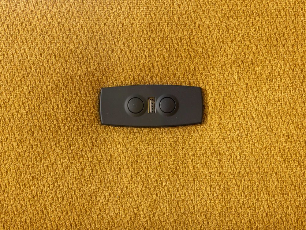 Hoekzetel ADA geel, met bedieningspaneel met USB-poorten in stoffen bekleding.