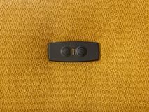 Hoekzetel ADA geel, met bedieningspaneel met USB-poorten in stoffen bekleding.