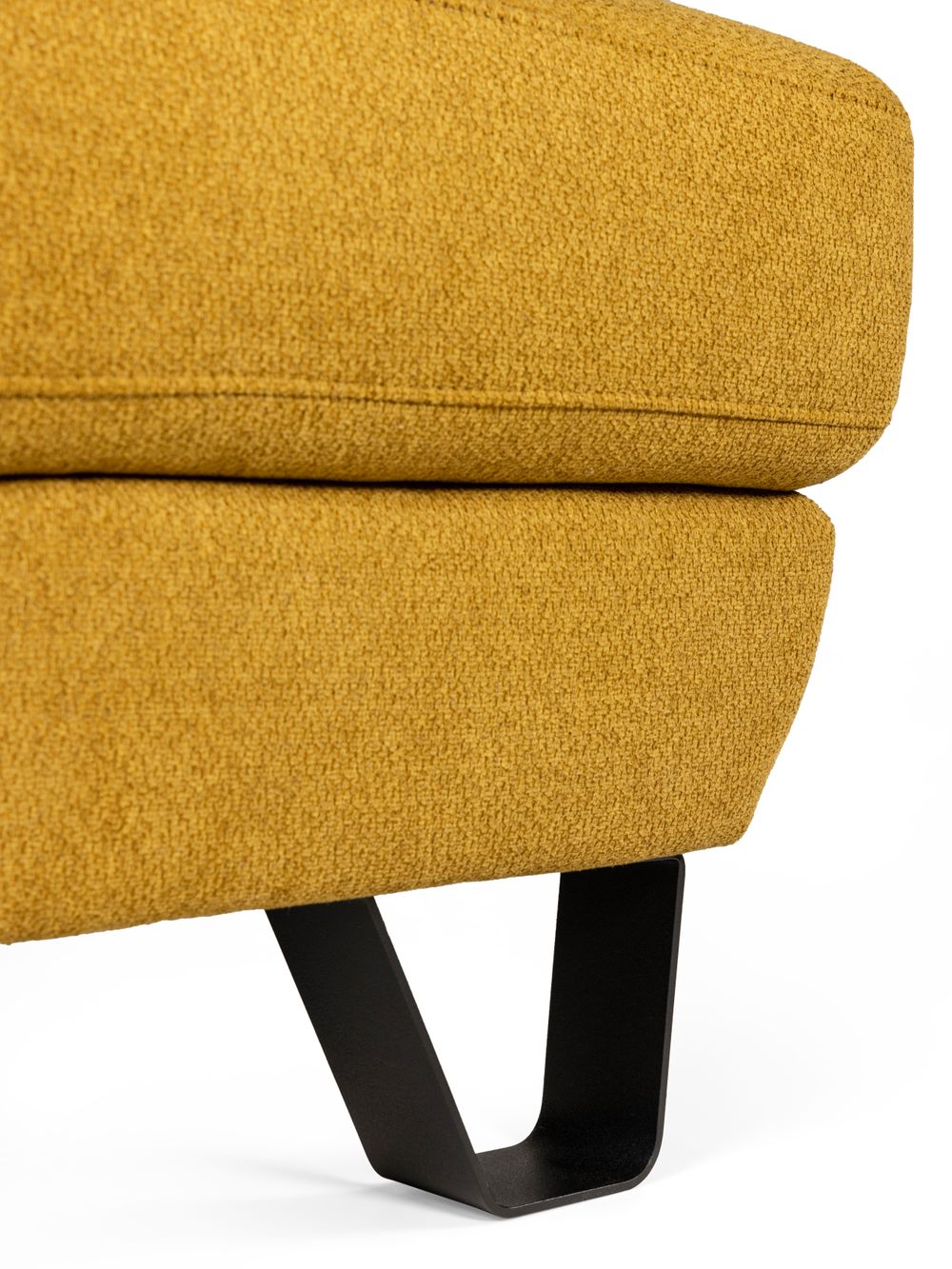 Hoekzetel ADA geel met stoffen bekleding en zwarte metalen poot.