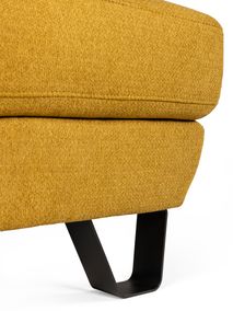 Hoekzetel ADA geel met stoffen bekleding en zwarte metalen poot.