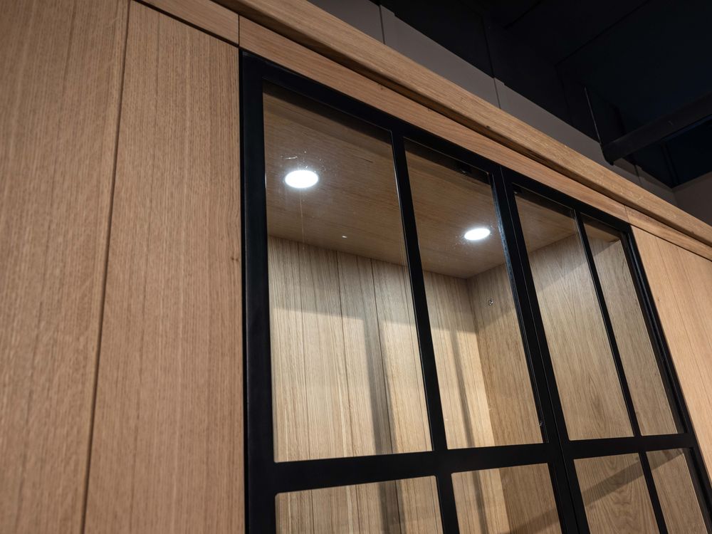 Vitrinekast incl. led BRIGHTON - Smoked oak FDF-7-000149