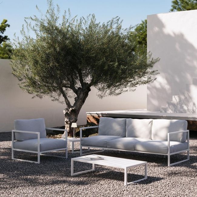 Witte aluminium salontafel COMOVA met lattenblad, in een tuin met grind.