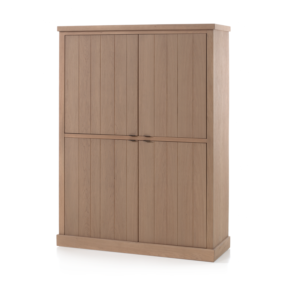 Houten wandkast BRIGHTON - Sand met vier verticaal geribbelde deuren en twee kleine zwarte handgrepen.