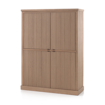 Houten wandkast BRIGHTON - Sand met vier verticaal geribbelde deuren en twee kleine zwarte handgrepen.