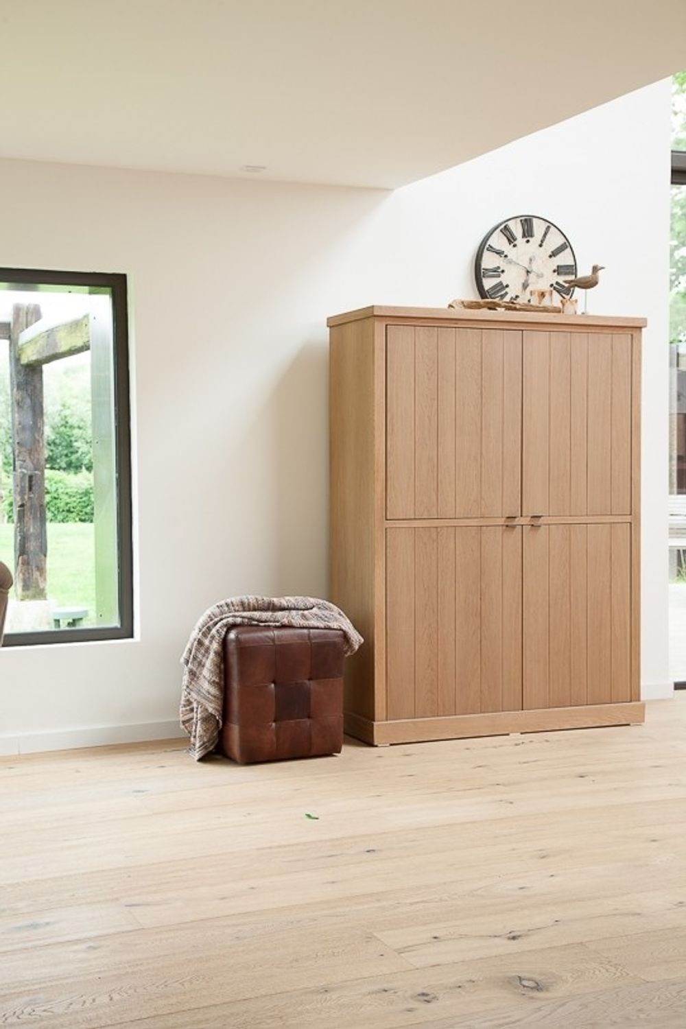 Eiken wandkast BRIGHTON met paneeldeuren in zandkleur.