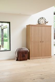 Eiken wandkast BRIGHTON met paneeldeuren in zandkleur.