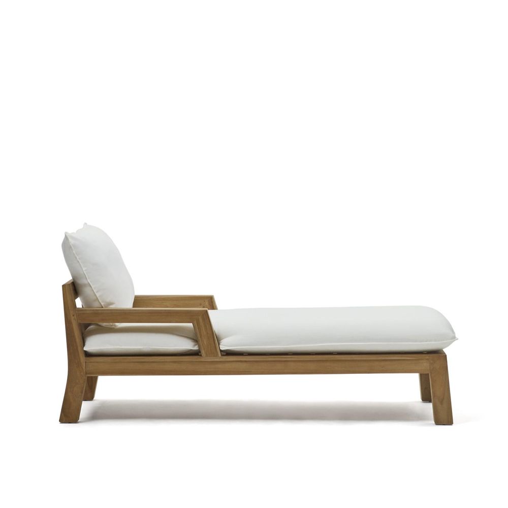 Lichte houten ligstoel Forcanera met witte kussens.