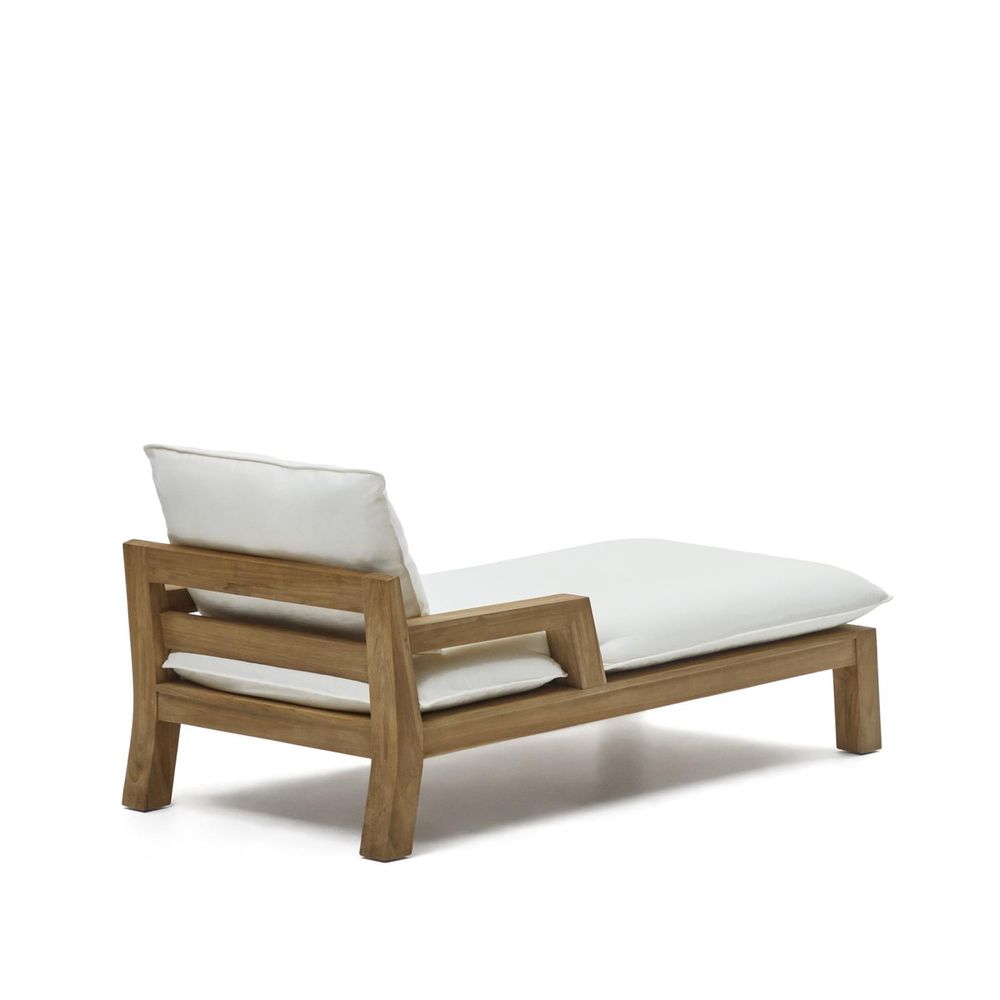 Houten ligstoel FORCANERA met witte kussens.