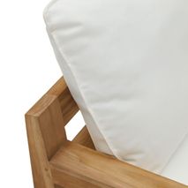 Ligstoel FORCANERA van massief teakhout met wit kussen.