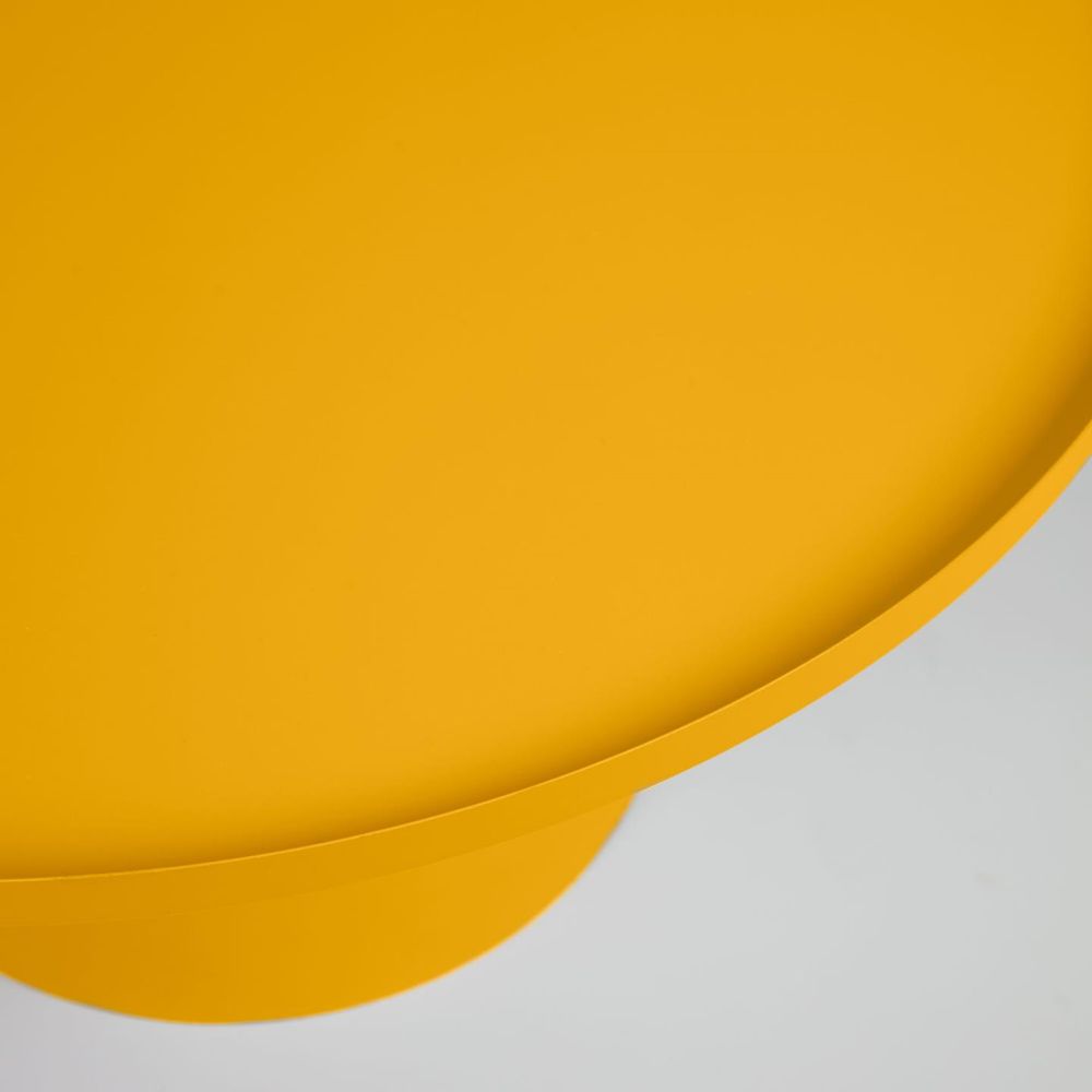 Ronde salontafel FLEKSA van mosterdgeel geverfd metaal.