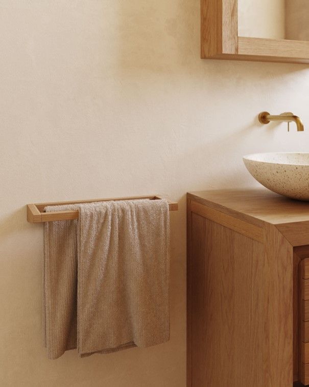 KENTA handdoekenrek van massief lichtbruin teak met beige handdoeken.