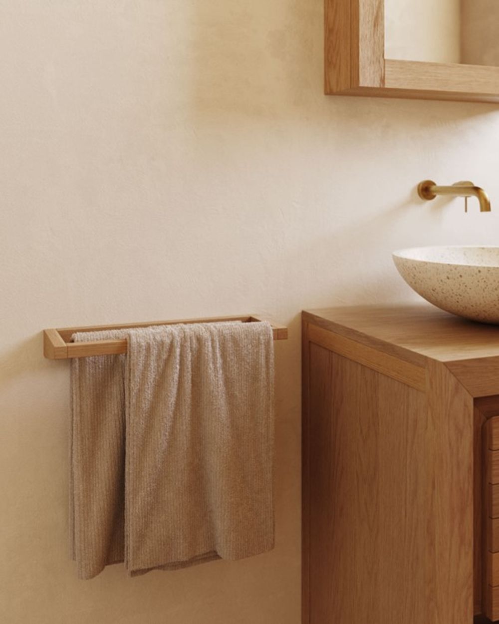 KENTA handdoekenrek van massief lichtbruin teak met beige handdoeken.