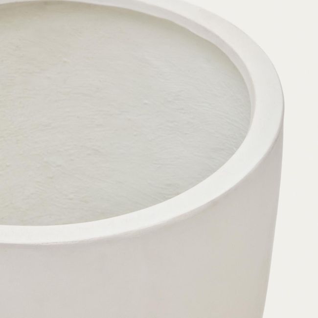 Witte bloempot AIGUABLAVA van vezelbeton met taps toelopende vorm.